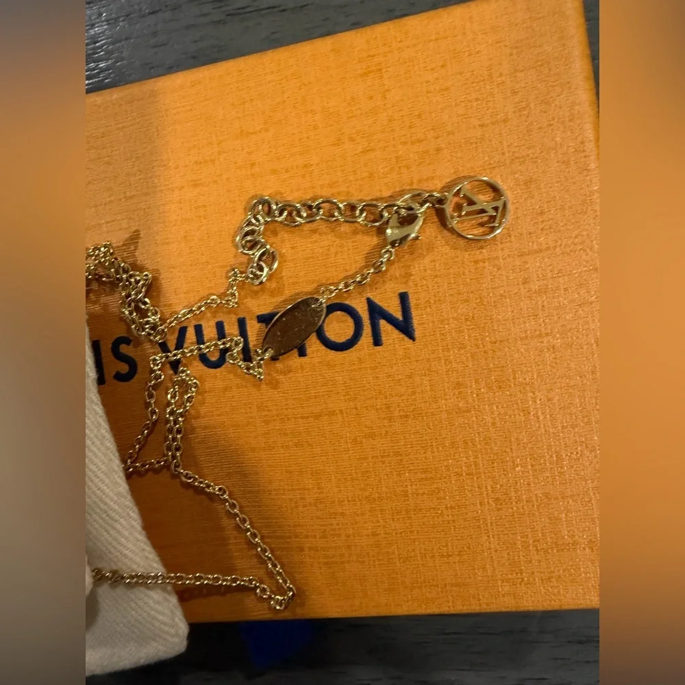 Louis Vuitton V silver & Gold necklace - Picture 4 of 6
